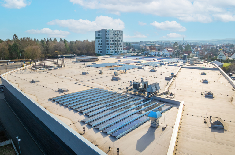 Die neue Photovoltaikanlage auf dem Dach des EDEKA-Köhler-Marktes in Göttingen