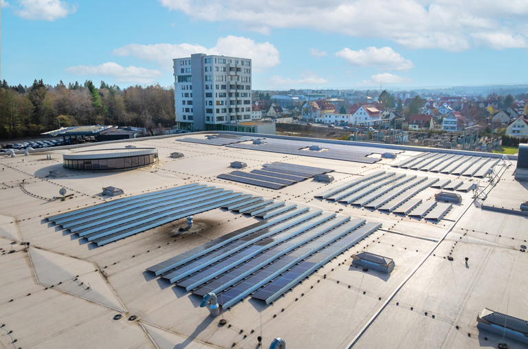 Die neue Photovoltaikanlage auf dem Dach des EDEKA-Köhler-Marktes in Göttingen