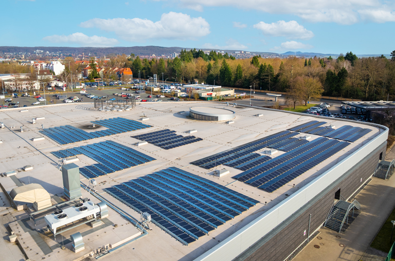 Die neue Photovoltaikanlage auf dem Dach des EDEKA-Köhler-Marktes in Göttingen